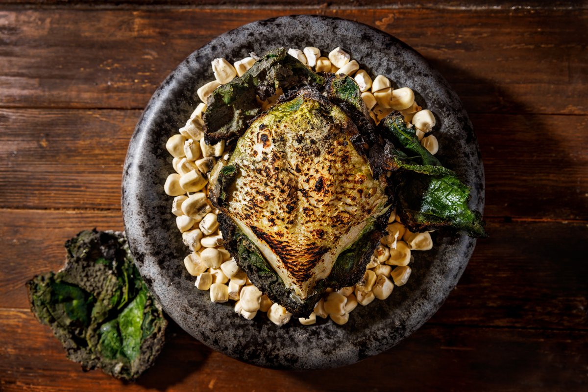 Collar de pescado al rescoldo.

Usando el mismo principio de la costra a la sal y dándole un toque mexicano creamos este plato con masa de maíz y sal. 
 
El collar se cocina poco tiempo dentro de la brasa y después se reposa para conseguir una textura melosa. 

¡Ven a probarlo! .