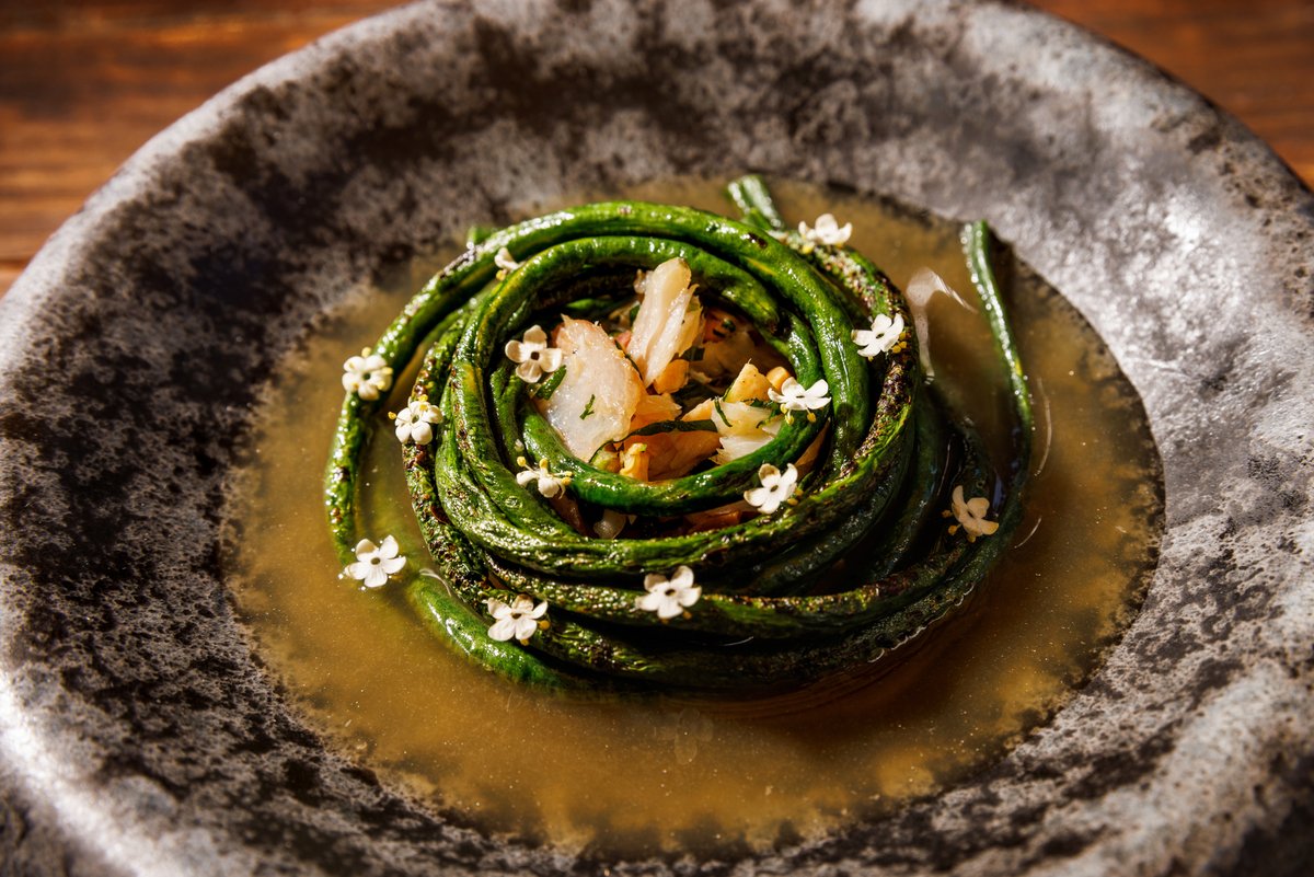 Ejotes largos, #caldo ahumado de espinas y #cacahuate tostado.

📲 Whatsapp 
55 1973 9913 bit.ly/WhatsApp_Alelí…