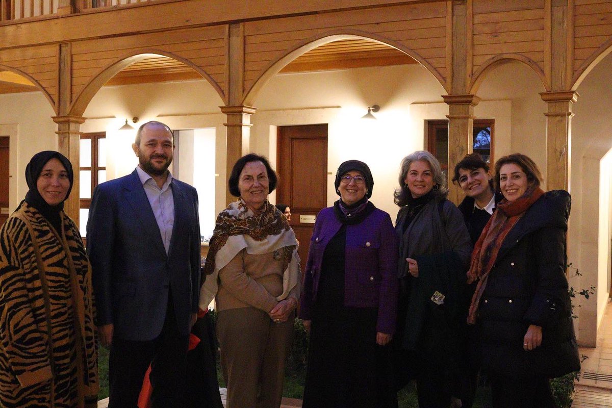 Yeditepe Bienali kapsamında başlatılan ve seminerlerin ilki olan sanat küratörü ve eleştirmeni Beral Madra’nın konuk olduğu ve Emine Canlı’nın moderatörlüğünde gerçekleşen “Küratör Olmak İstiyorum” başlıklı keyifli bir programı geride bıraktık.+

#bienal #beralmadra #ktsv #fsmvu
