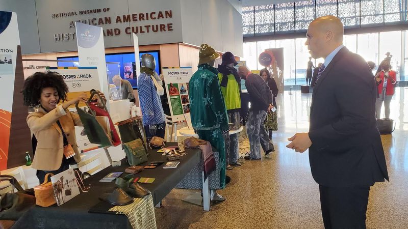 <a href="/SenBooker/">Sen. Cory Booker</a> paid a visit to the @prosperafricaus curated interactive exhibit at the African and Diaspora Young Leaders Forum, featuring vibrant fashion from around the continent. 

#USAfricaLeadersSummit <a href="/ZAAF_COLLECTION/">ZAAF®</a>