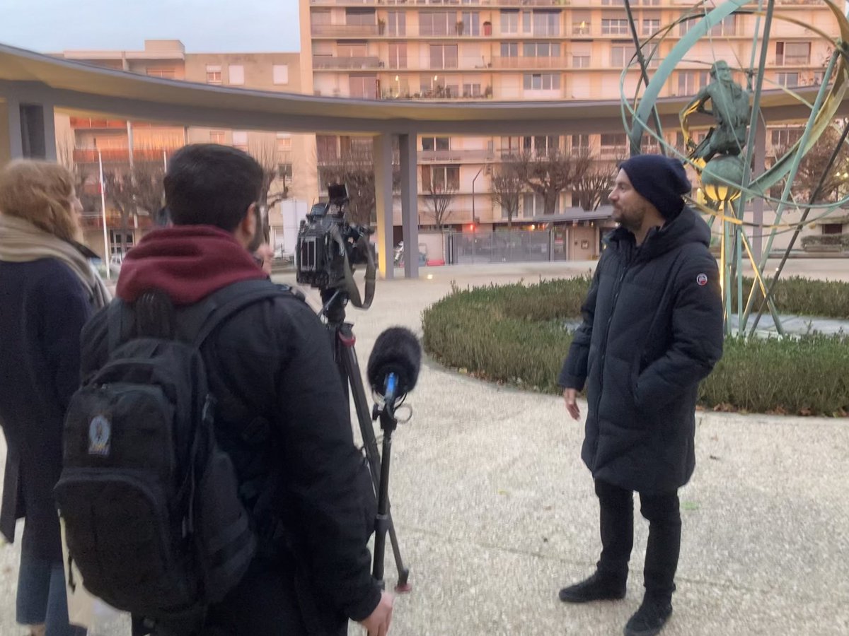BFrancoisClem's tweet photo. @kyank de retour dans son lycée rémois, un moment sympathique que nous avons tous apprécié. @LyceeClemReims , un lieu de vie animé, de belles rencontres et de beaux souvenirs. https://t.co/vLPnFRl1hk