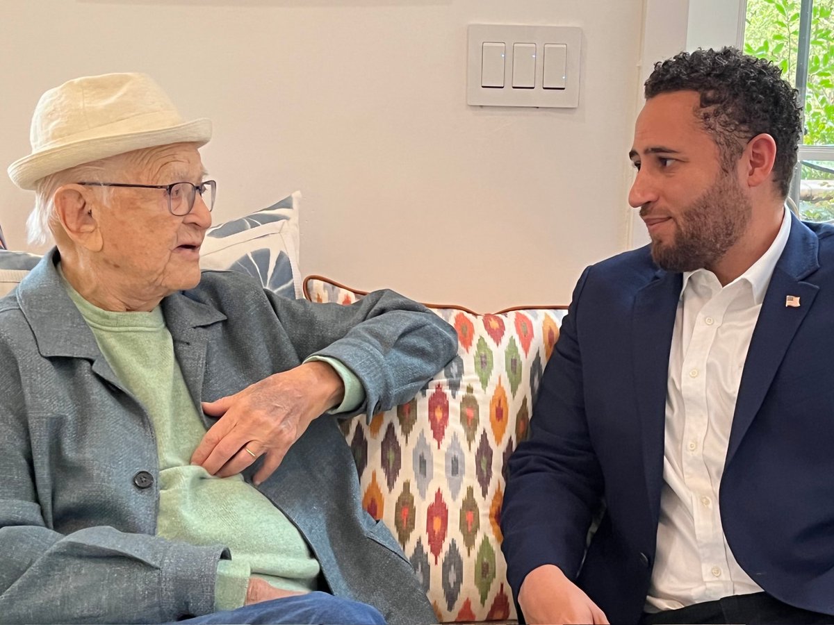 SvanteMyrick's tweet image. Norman Lear is 100. He survived the great depression and 52 missions against the Nazis. He's the most successful TV producer of all time, and one of the world's greatest civil rights defenders.
Here I am giving him some advice on how to live a good life.