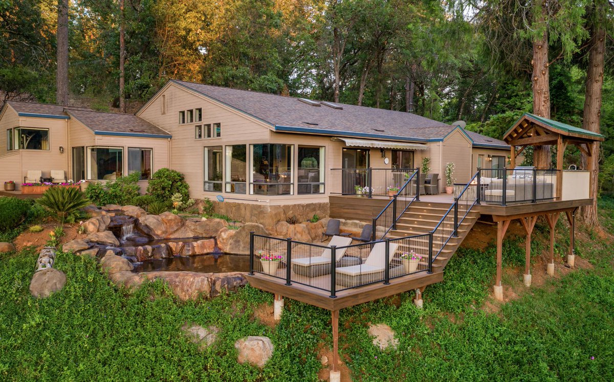 Nobody wants to see clunky railings obstruct a beautiful backyard view. 😤

Whether you live on a waterfront or your backyard faces the mountains, Our V-Series steel cable railing makes a bold statement AND get out of the way.

Detailed craftsmanship by Stone Ridge Decking 👊