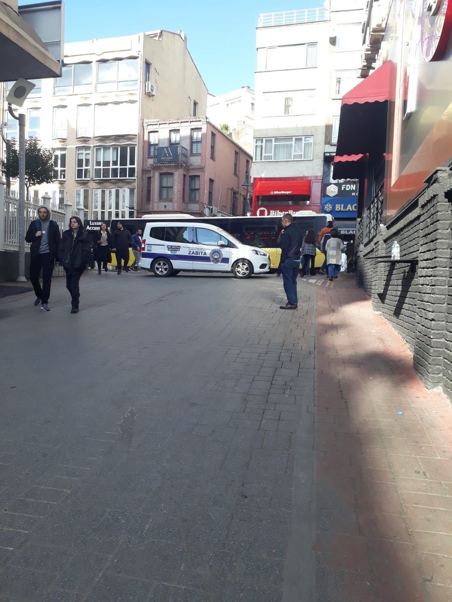 EnverYucel (@enveryucel) on Twitter photo Burası Beşiktaş BAU nun giriş yolu.Zabıta bu yolu kesmiş nedenini bilen yok!Bizim zamanımızda üniversitede polis araçları olurdu.Şimdi Belediyenin Zabıta aracı var.Bu da iyi bir gelisme!! #burasiuniversite <a href="/RizaAkpolat/">Rıza Akpolat</a> <a href="/Seyit_TORUN/">Seyit Torun</a> Burası Beşiktaş BAU nun giriş yolu.Zabıta bu yolu kesmiş nedenini bilen yok!Bizim zamanımızda üniversitede polis araçları olurdu.Şimdi Belediyenin Zabıta aracı var.Bu da iyi bir gelisme!! #burasiuniversite <a href="/RizaAkpolat/">Rıza Akpolat</a> <a href="/Seyit_TORUN/">Seyit Torun</a>
