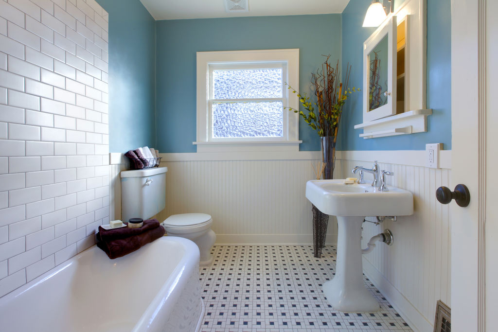 LayneJacqui's tweet photo. When it comes to bathroom styles, it doesn't get any more classic than white and blue. This particular bathroom isn't extravagant, but it is classy.

.
👩🏼‍💼  Jacqueline Layne
🔵  Coldwell Banker Premier Realty
🔑  NV LIC# S.0196955... https://t.co/IQtxcvDysT https://t.co/FCm49sa1FW