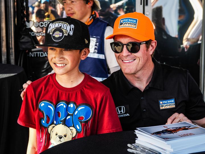 A truly unique experience is up for auction during #VetsGiving with @CGRTeams and @AmericanLegion! If your kiddo's school is close to a 2023 @IndyCar track, place your bid today, and I'll make a special trip to the winning classroom: bit.ly/VetsGiving9 💪