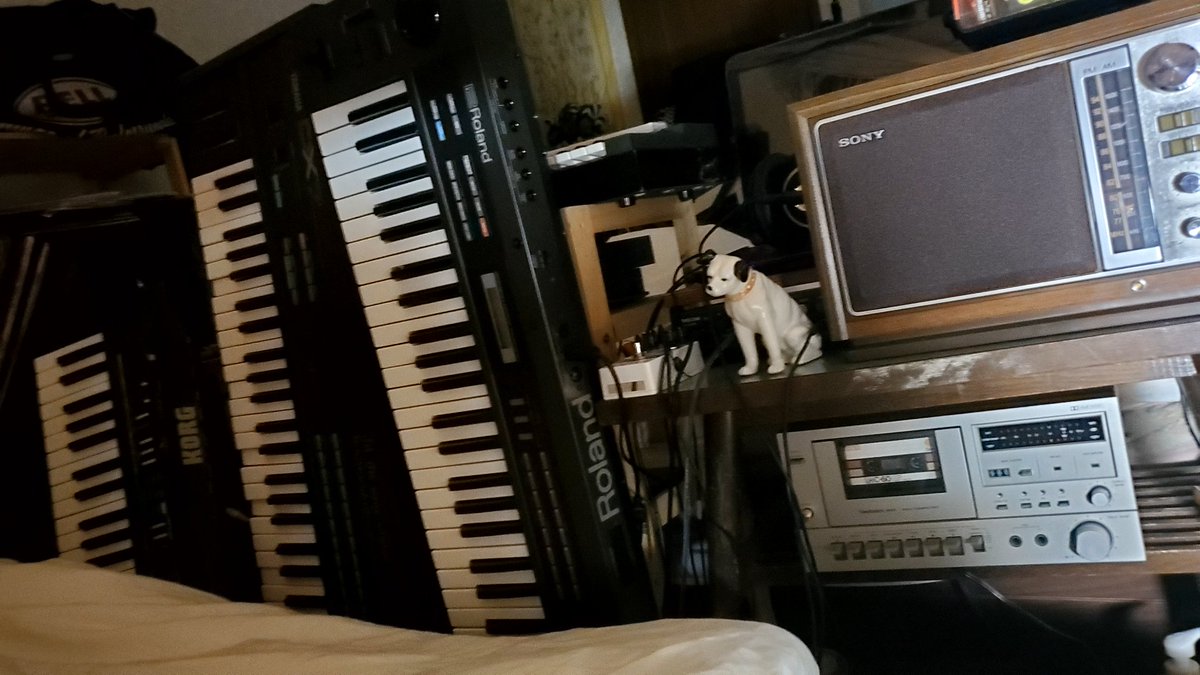 rieakimasa's tweet image. 因みにJUNO2も収納するとこんな感じです☺️

後ろに隠れたKorg micro presetをどうするか？とか問題は残しつつ、笑

80年代初頭のRoland YAMAHA Korgの3大メーカーを代表するシンセが並ぶ様子は、高校生の頃の僕が見たら卒倒すること間違い無しの笑🤣、超贅沢な景色です☺️✨

#DX7 #JUNO2 #POLY800