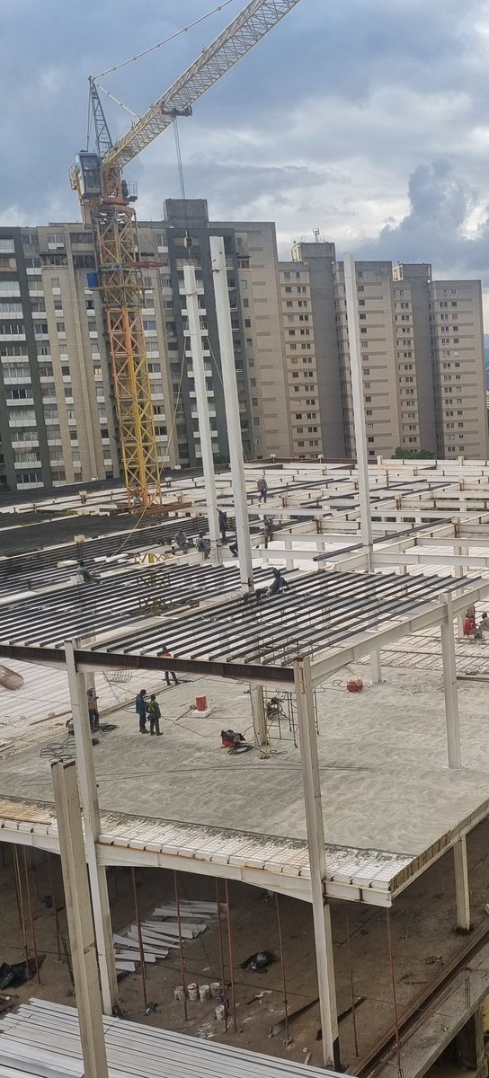 minervadelia's tweet image. Asi va el #enchufateconTraki en @crd_elcigarral @eliasayegh (aunque no leas) @ElHatillo @ElHatillano... &quot;al infinito y más allá&quot;. Demasiado mounstrosa, inmensa y horrible. Ya mis gatos no podrán tomar su ratito de sol, ni circulará brisa. Y mi apartamento, devaluado