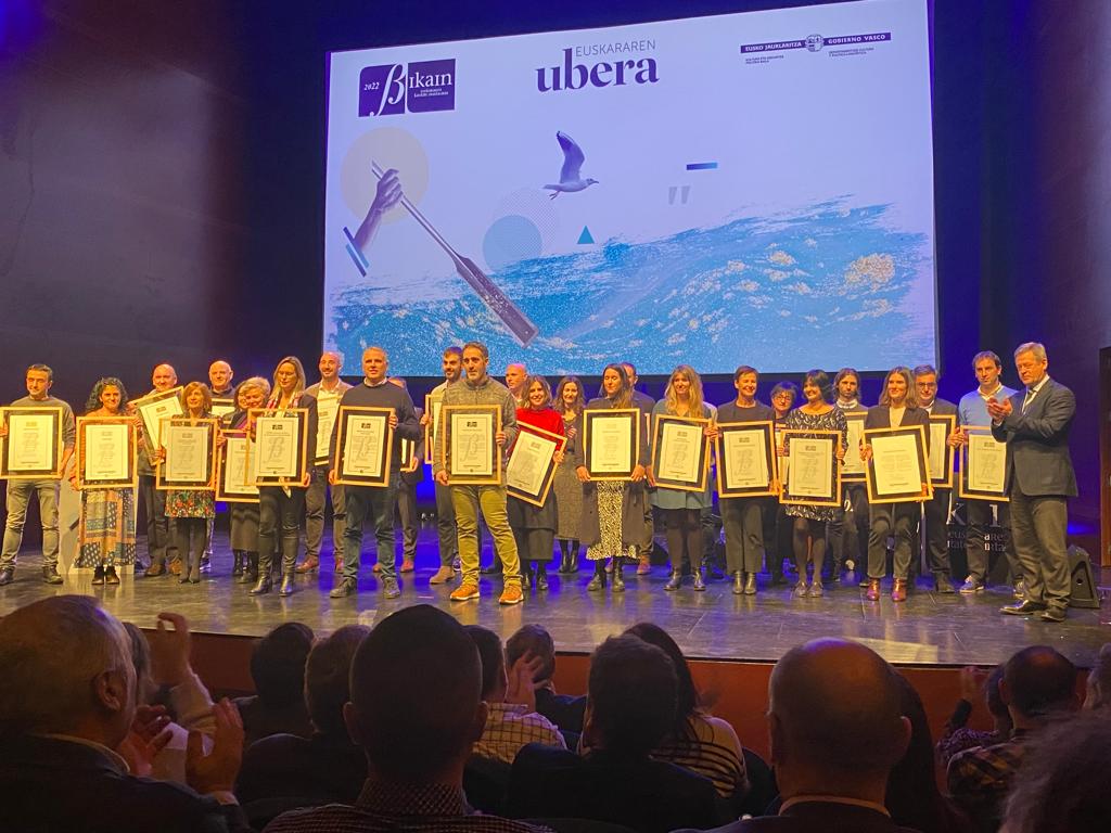 fpbidasoa's tweet photo. Gaur arratsaldez, zilarrezko #Bikain Euskara kalitatearen ziurtagiria jaso dugu. 
Egindako ahaleginaren aitortza.
Lankide guztien lanari esker. 👏👏👏
#EuskararenUbera https://t.co/921QALNSrh