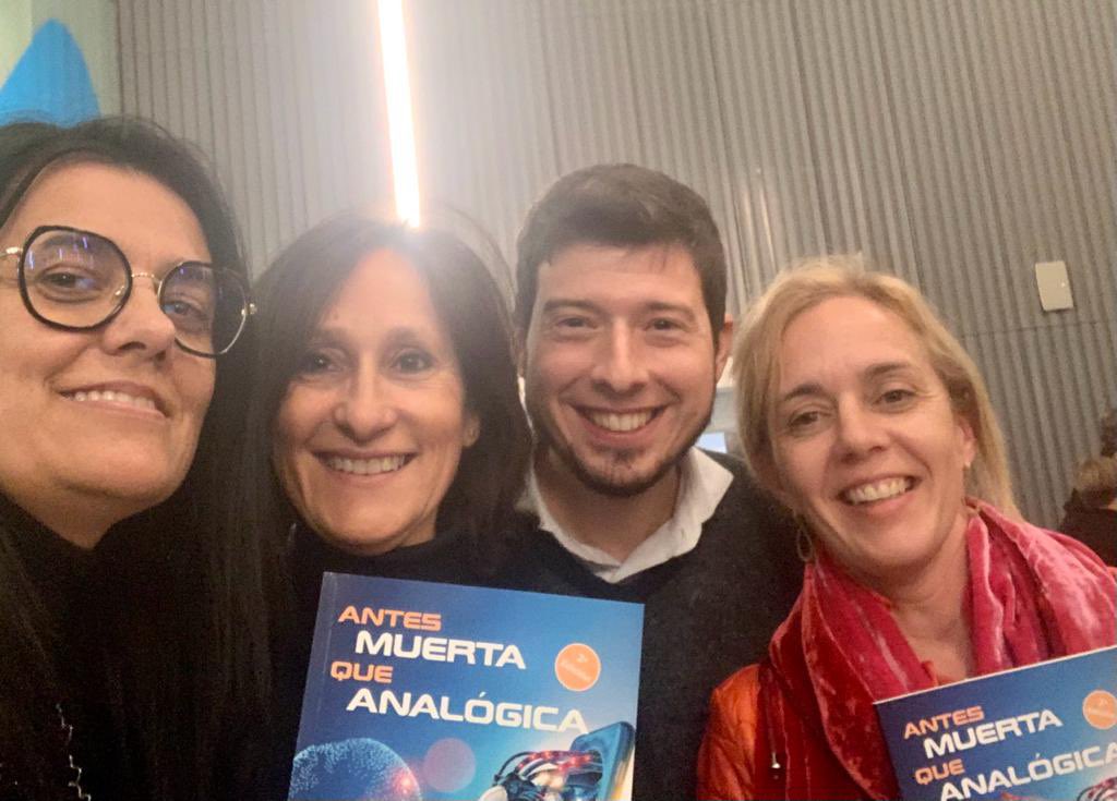 Retrobament d’amics a la presentació del llibre “Antes muerta que analògica” de <a href="/AureaRodriguezL/">Àurea Rodríguez ↗️</a> a <a href="/RedessaReus/">REDESSA</a>. Acte amb moltíssims #sinergents vinculats a la #innovació, a la URV i al teixit empresarial de Tarragona.
Un plaer compartir estona amb <a href="/Sandra_colom/">Sandra</a> i <a href="/Orellana_Pep/">Pep 😉rellana Gavaldà ⏰</a>