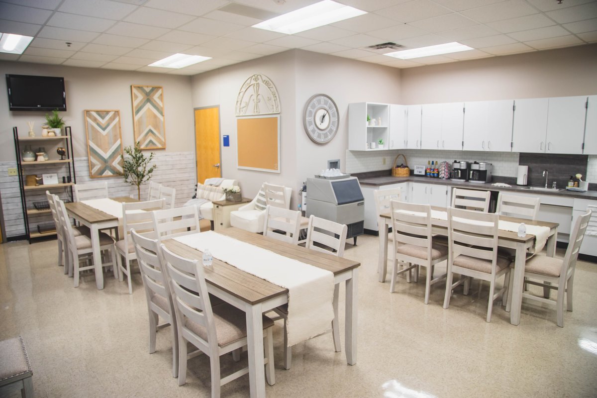 LewisvilleISD's tweet photo. Huge thank you to the @dallascowboys (@Path2Greatwork), @AshleyHomeStore, and @KendraScott for surprising @LakelandES teachers with a remodeled teacher's lounge as part of their Act of Kindness initiative.

🔗: https://t.co/gRrFpIzT69
📸: https://t.co/YgHnpvHtln

#LISDPartner https://t.co/qBBTX3l08z