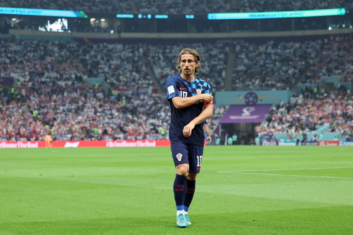 Tu tampoco merecías acabar así y siendo un partido bochornoso lleno de robo y ayuditas al rival 
GRACIAS LUKA POR TODO 🤍🎩🪄