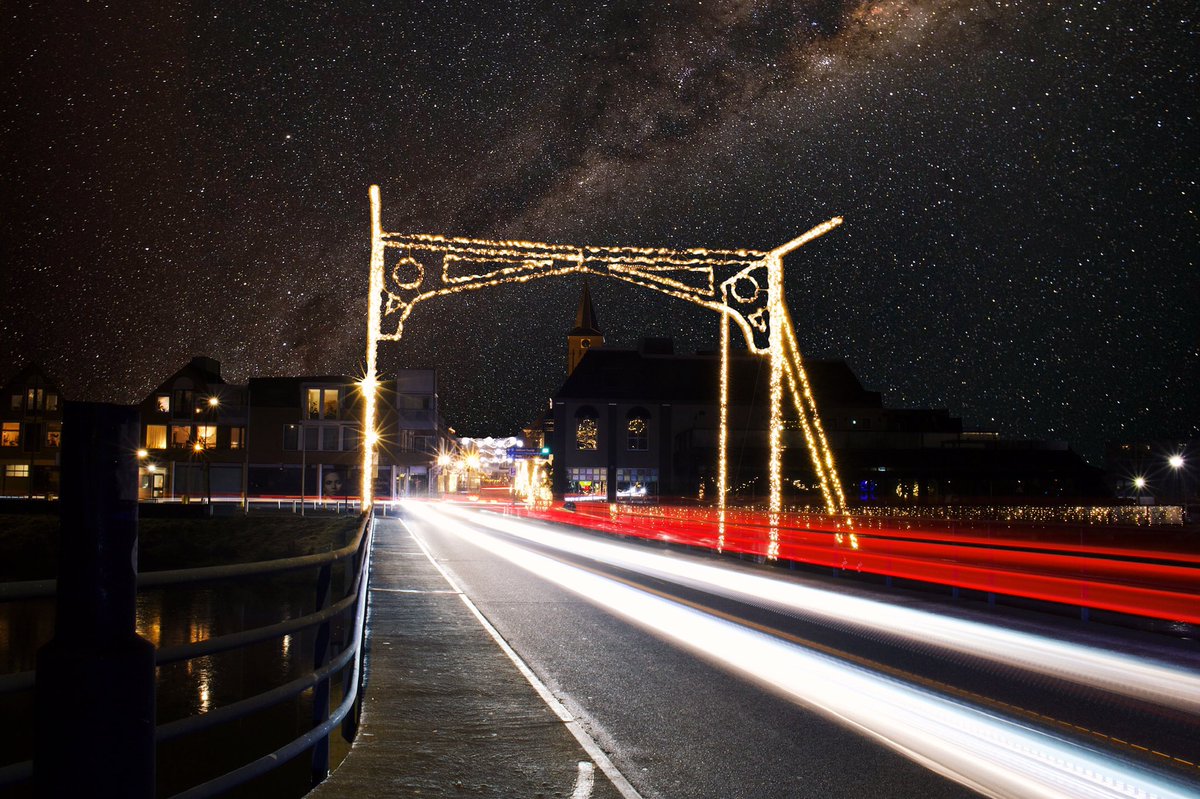 Nog een mooie lange #sluitertijd opname van de #Voorstraatbrug tijdens een heldere en koude winteravond met passerend verkeer!
#canoneos750d #hardenberg #christmaslights