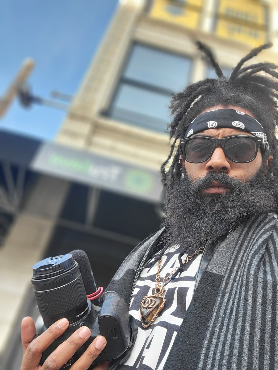JaPharii757's tweet photo. In frunna @wizkhalifa spot 📸 #Pittsburgh #412 #BeardLord
.
.
.
.
.
.
.
Look at this nigga nails. https://t.co/PCnuTIFc1A