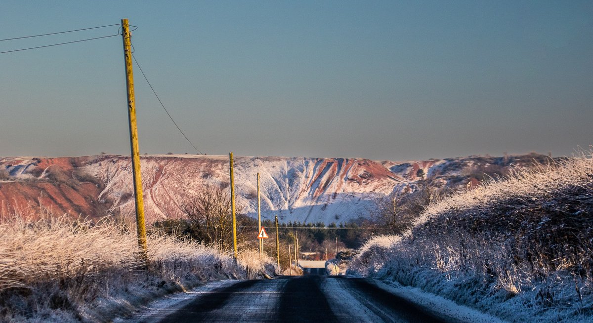 jgilchrist13's tweet photo. Road to Greendykes Bing, in the snow, West Lothian, Scotland. #road #snow #snowscape #uksnow #winter #landscape #PostIndustrialLandscape #SnowHour #StormHour #ThePhotoHour #Weatherwatchers #ShaleTrail #ShaleBings #GreendykesBing #WestLothian #Scotland #ScotlandIsNow❄️ https://t.co/ucXvwJMidd