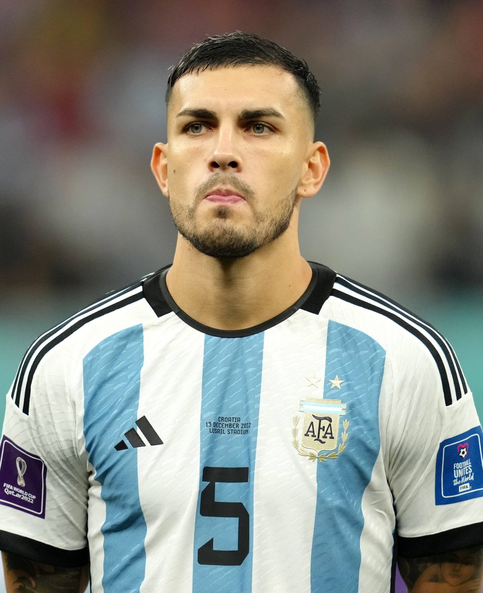 SofascoreLA's tweet photo. 🇦🇷 Leandro Paredes hasta su salida (62') entre todos los jugadores de Argentina - Croacia:

1° en recuperaciones [11]
1° en pases totales [39]
1° en pases precisos [36]
1° en toques [52]
1° en duelos ganados [5]
1° en quites [4] https://t.co/H1vVwbGpA8