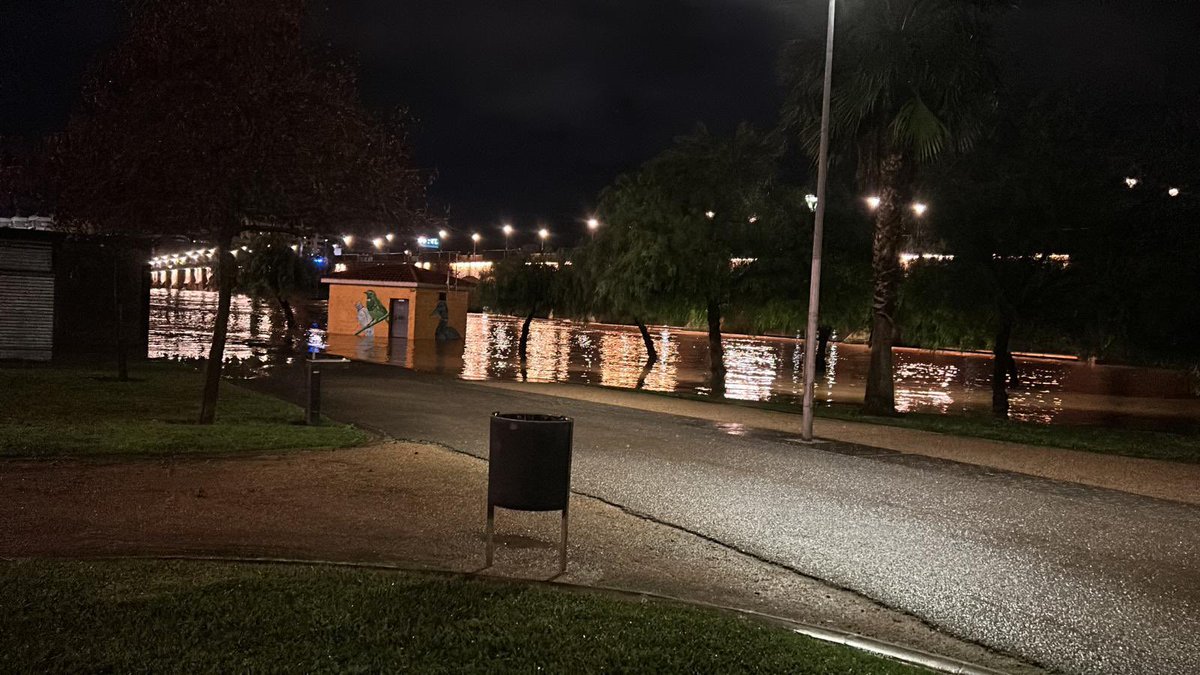 21:30 horas:

#Lluvias #badajoz #extremadura #ciudaddbadajoz #alerta #Precaucion