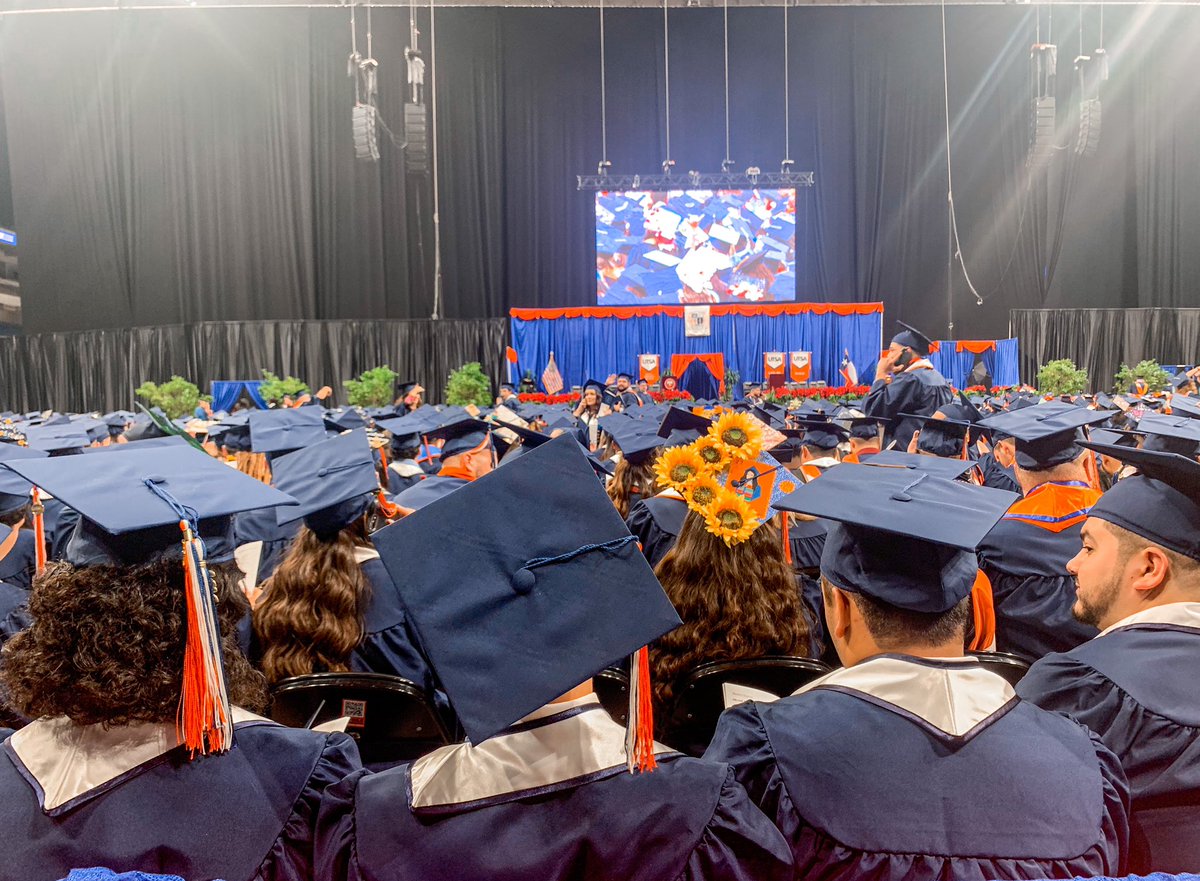 UTSA's tweet image. Now let’s get that degree, ‘Runners! 💙🧡

#UTSAGrad22 #UTSA