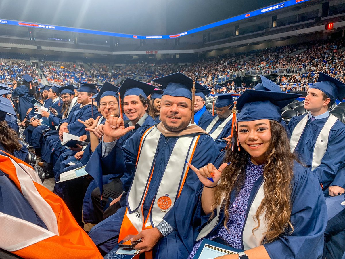 UTSA's tweet image. Now let’s get that degree, ‘Runners! 💙🧡

#UTSAGrad22 #UTSA