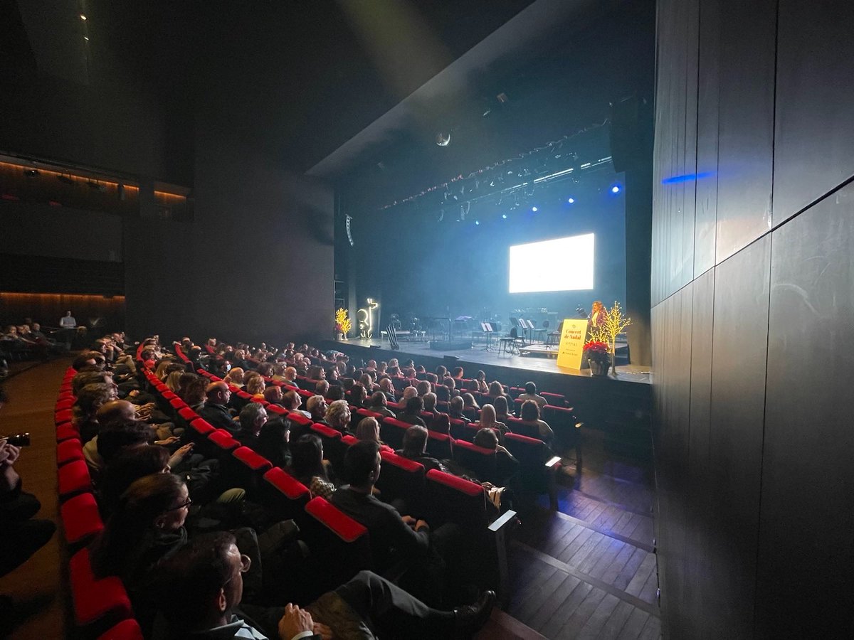 LauraVilagra's tweet photo. Feliç de retrobar-me amb la família d’@Ampans en aquest concert de Nadal. Gràcies al Sebastià i tot l’equip de la fundació per la gran feina que feu dia a dia. Cal que remem plegades en benefici de la societat catalana i bagenca. Entre totes i tots, ho farem tot, farem molt. https://t.co/2iiTSWJdXs