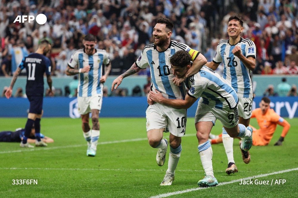 afpfr's tweet photo. #Qatar2022 L'Argentine s’est qualifiée pour la finale de la #CoupeDuMondeFIFA en battant 3 à 0 la Croatie en demi-finale #AFP #CROARG https://t.co/FiUDMghNwn