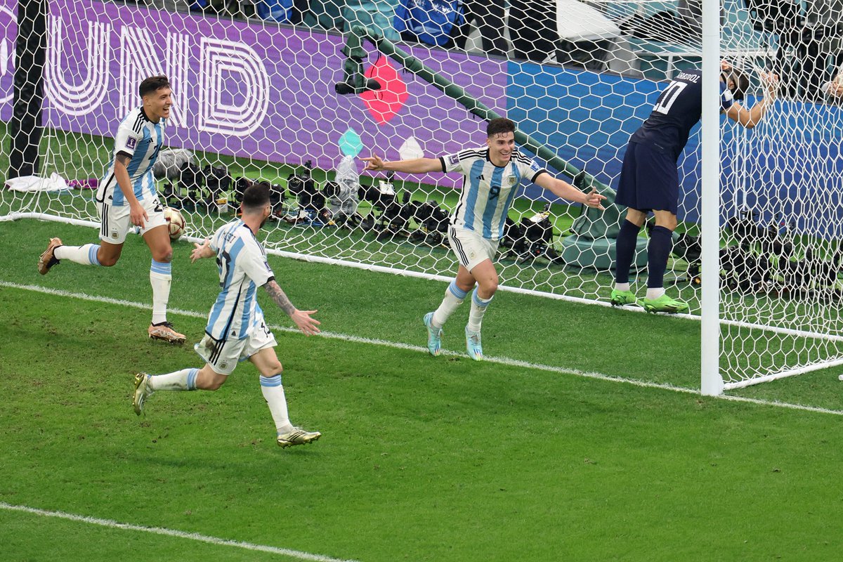 LigaAFA's tweet photo. FINALISTAS DE LA COPA DEL MUNDO 🏆

📸 @fifaworldcup_es https://t.co/aAu09xuzls