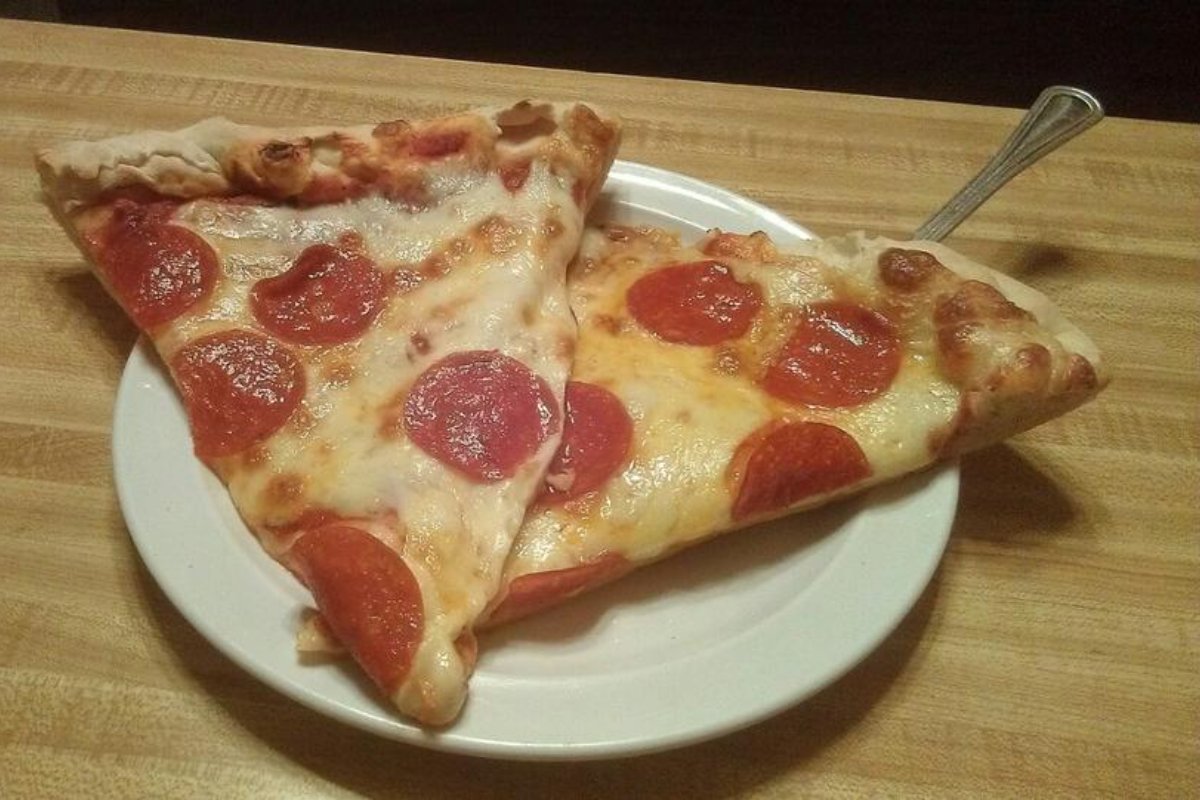 JakesPizzaMinn's tweet photo. Take a break from all the holiday hustle and bustle by stopping by to treat yourself to a slice or two of our warm and cheesy pizza. 🍕 #JakesPizza #BestPizza #Albertlea #Minnesota #EatLocal #SupportLocal #ScratchMade https://t.co/pg4KHwbDHg