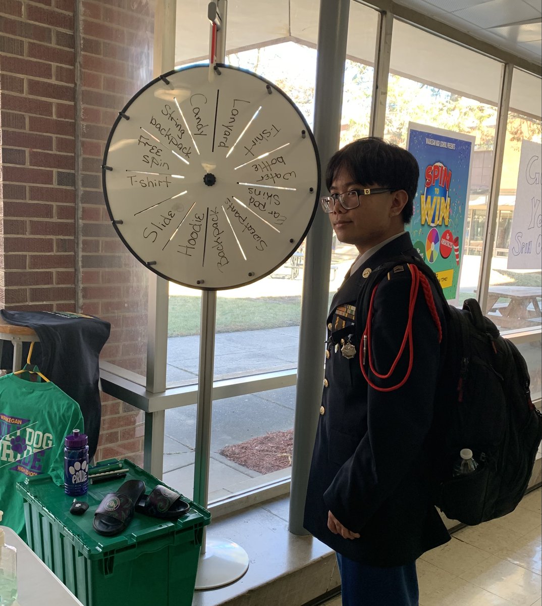 The week of Thanksgiving, students who were present were invited to spin our wheel for fantastic PBIS awards!
- - - -
¡La semana de Acción de Gracias, los estudiantes que estuvieron presentes fueron invitados a girar nuestra rueda para obtener fantásticos premios PBIS!