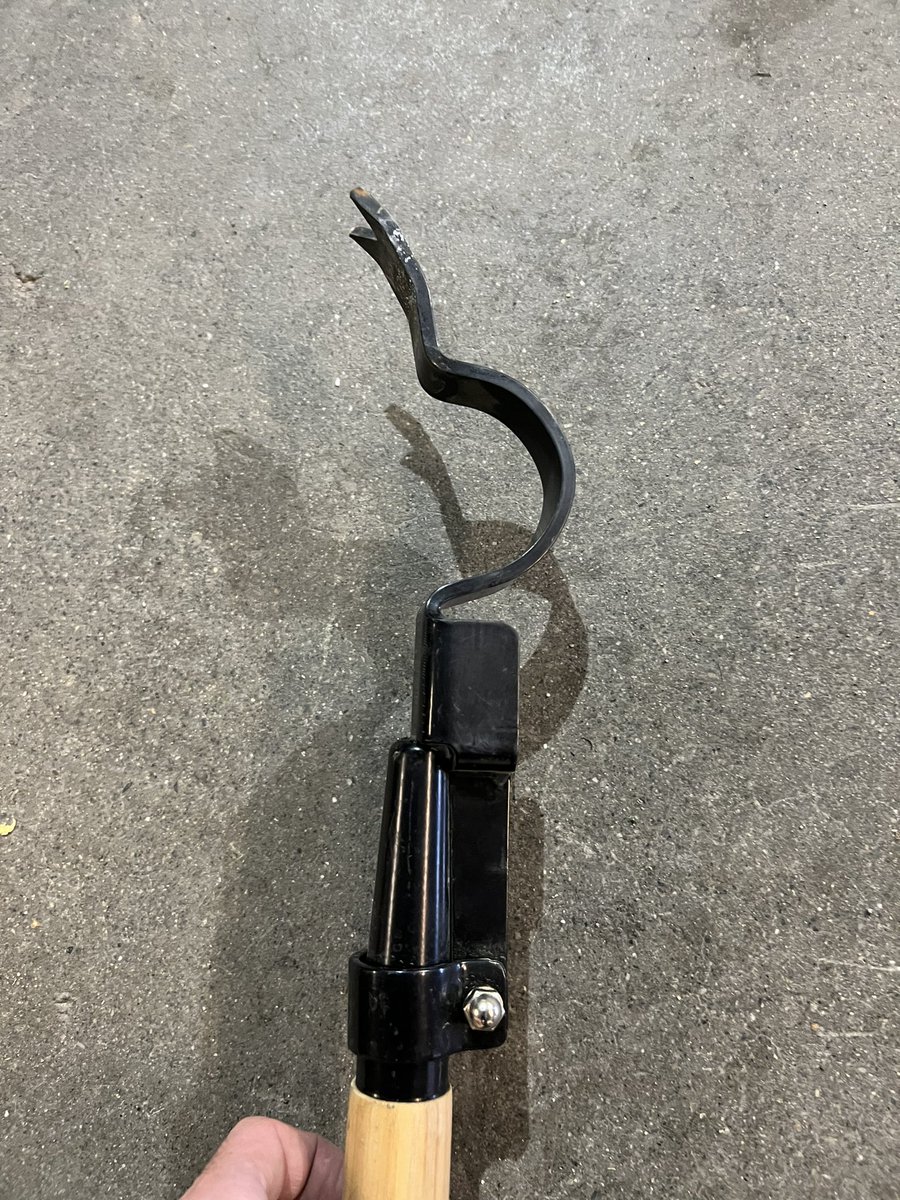 AdamV_801's tweet image. Does anyone have a clue what this tool is called and what it is used for? 😂