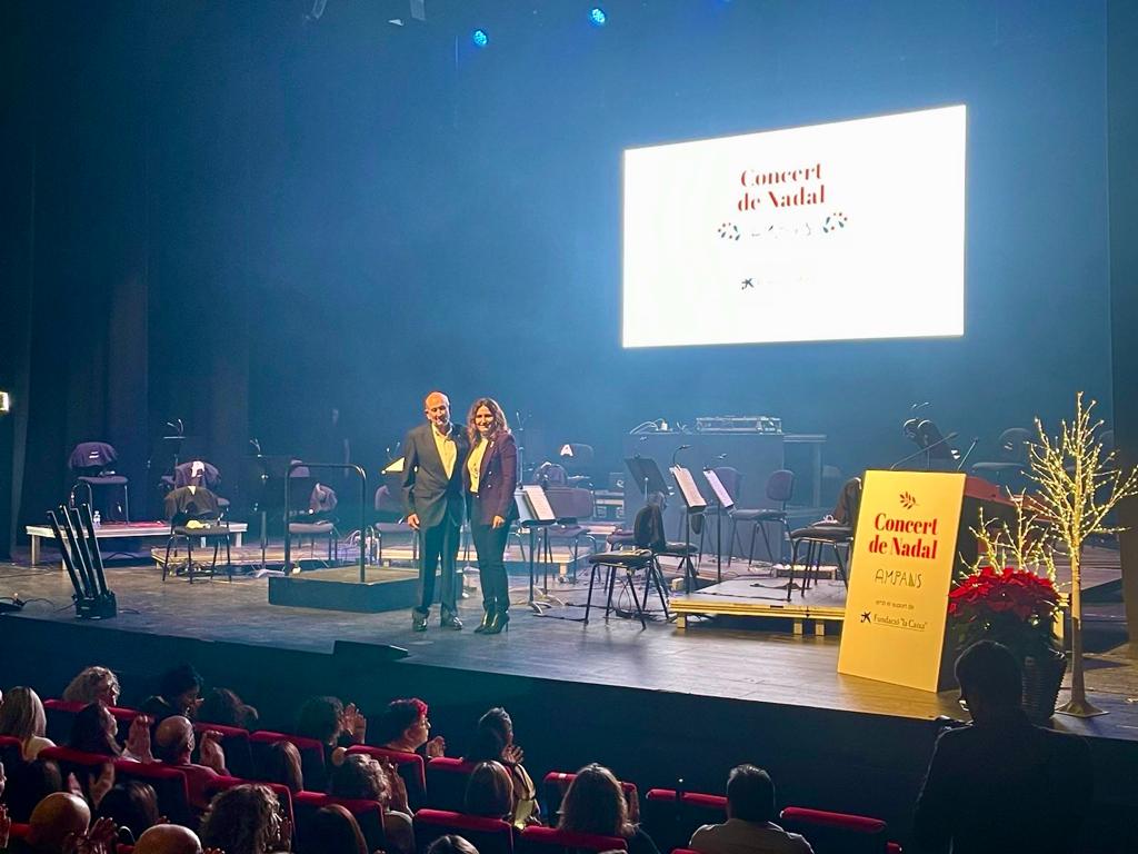 LauraVilagra's tweet photo. Feliç de retrobar-me amb la família d’@Ampans en aquest concert de Nadal. Gràcies al Sebastià i tot l’equip de la fundació per la gran feina que feu dia a dia. Cal que remem plegades en benefici de la societat catalana i bagenca. Entre totes i tots, ho farem tot, farem molt. https://t.co/2iiTSWJdXs