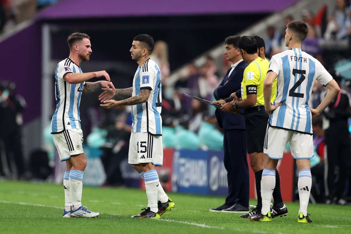 SanLorenzo's tweet photo. De Boedo al mundo. Literal. 

Te amamos, Angelito 💙❤ https://t.co/H465NXzGtL