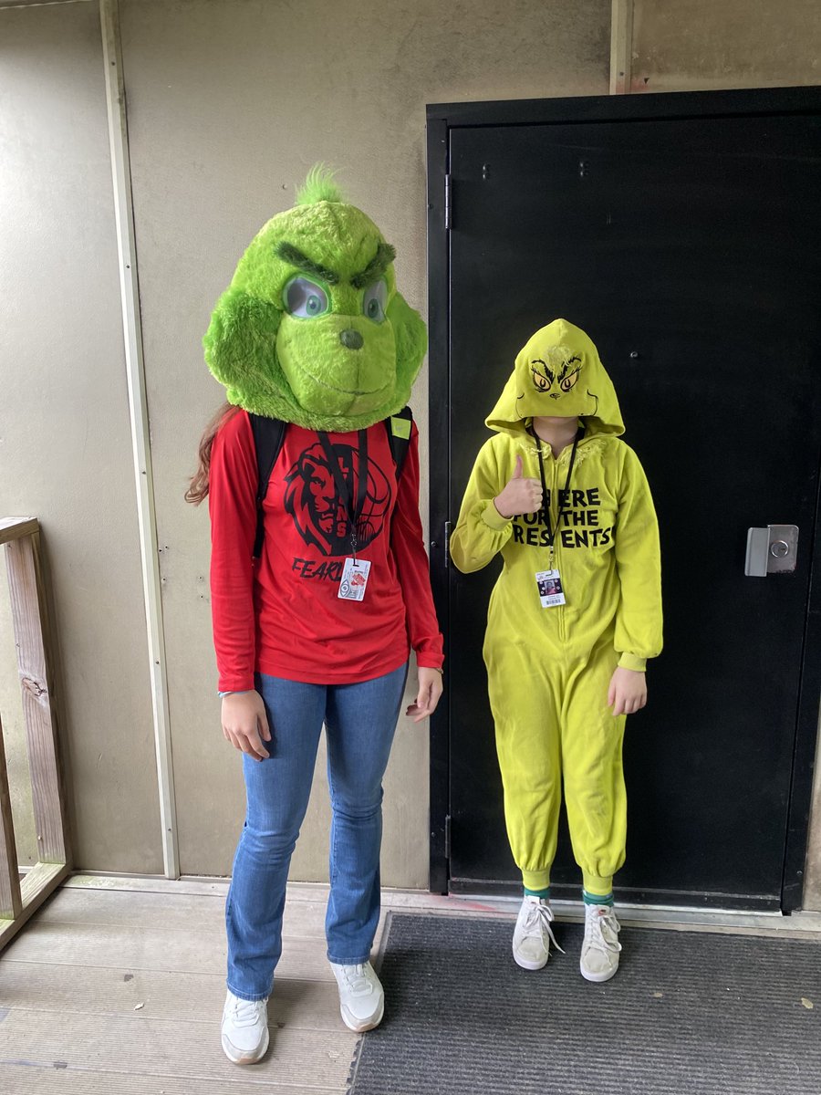 Another 💚GRINCH 💚sighting…we must be getting closer to Christmas 🌟⁦<a href="/HumbleISD_WMS/">Woodcreek Middle</a>⁩ 🎄🎁 #RTBWMS