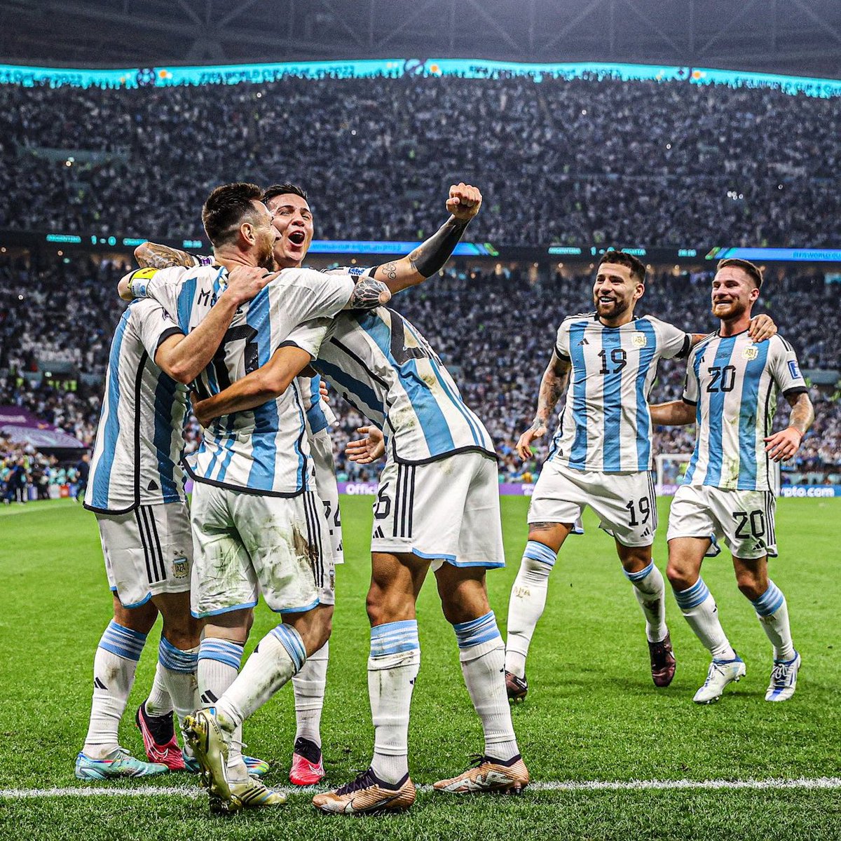 PortalOffside's tweet photo. ¡ARGENTINA A LA FINAL DEL MUNDIAL!

[#FINAL] Con doblete de Julián Álvarez y gol de Lionel Messi, #Argentina🇦🇷 venció 3-0 a #Croacia🇭🇷 y jugará la FINAL de la #FIFAWorldCup .

#ARG 3-0 #CRO https://t.co/X2UnT6YilO