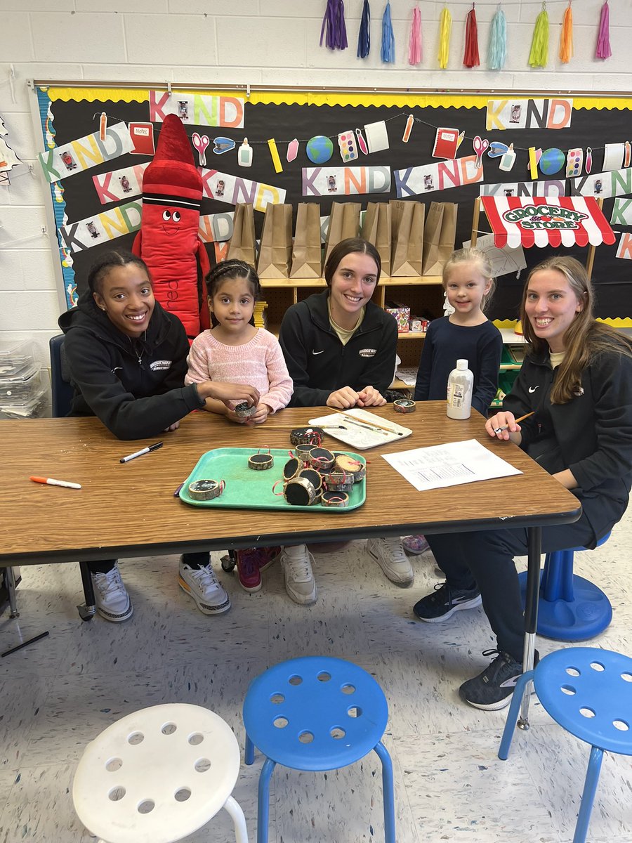 We had a blast doing holiday arts and crafts with our mini friends over at Mountain View Elementary School! ☃️❤️