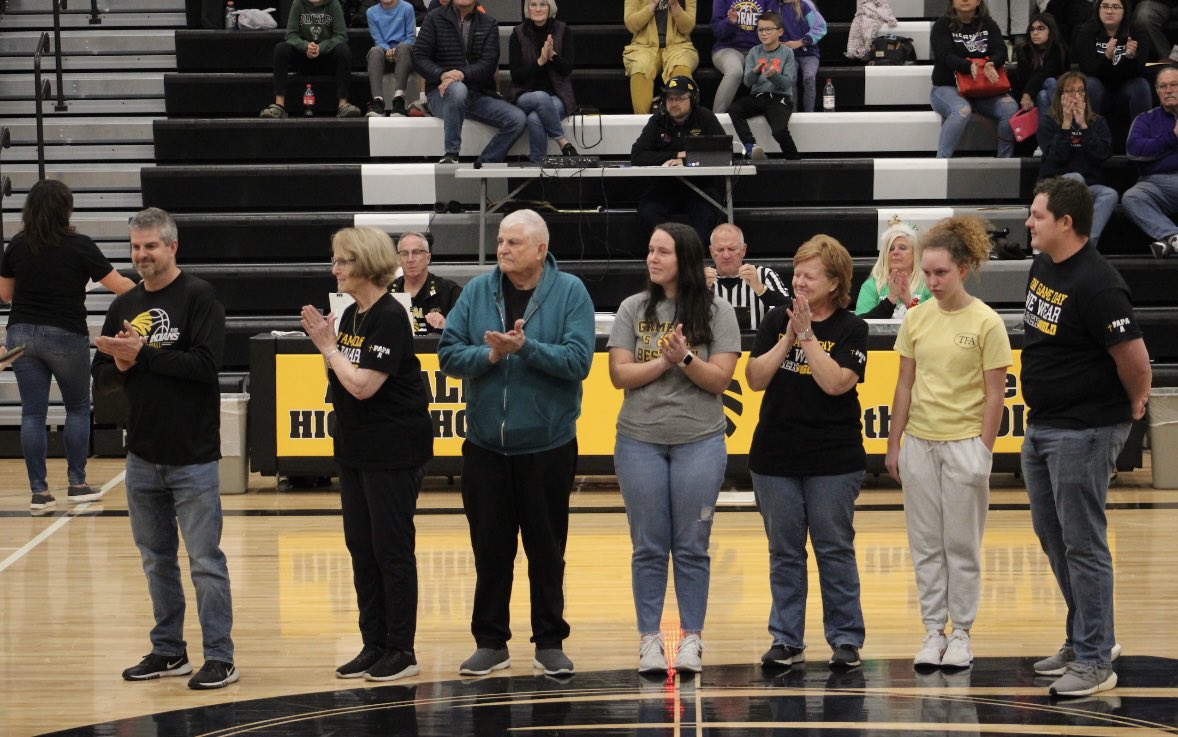 renwickreview's tweet photo. A memorial plaque for Coach Anderson was presented to his family on Friday night, and will be hung in the gym to commemorate Andersonโs impact on the school of Andale. #papaA
@AndaleIndians @Andale_Indians @ClubAndale @AndaleAthletics https://t.co/k1pGamxKKt