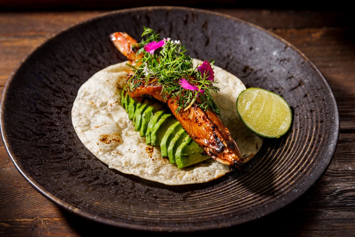 Camarón a la brasa con pasta de Chintextle. 

El chintextle Pasta de chile molido, muy utilizada en #Oaxaca para comer untada en tortillas. Existen muchas variedades del #chintextle, pero todas usan #chile mixe molido en metate. 

🍽️ Reservas
bit.ly/ReservasAleli