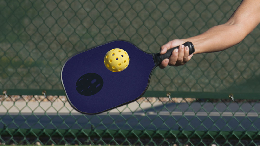 Conosci il pickleball? Uno sport di racchetta nato negli USA negli anni ’60 e ora molto diffuso. Richiede un campo delle dimensioni e tracciature del badminton. Vuoi saperne di più? 
sporteimpianti.it/notizie/ed-ecc…