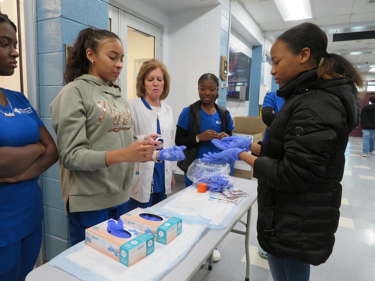 Nyack_Schools's tweet photo. #NyackHS Ss explored a variety #CTE offerings from @rocklandboces w/demonstrations & conversations with teachers & peers currently enrolled. The fair was aimed at exposing teens to the multiple educational opportunities available to help them meet long-term goals. #NyackSchools https://t.co/WqqCdKLRdQ