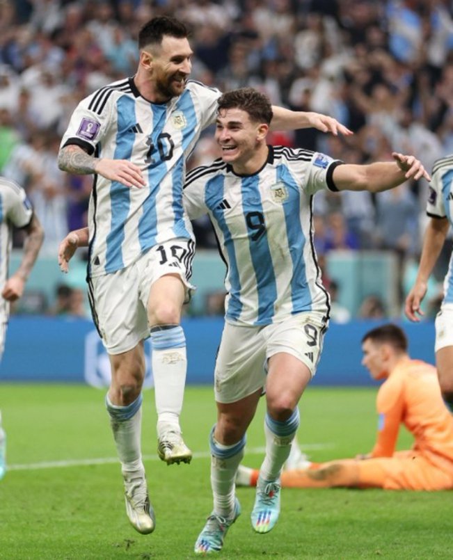 Fizzabaloch13's tweet photo. Yessssssssssssssssssssss🔥😍❤️   Argentina 🇦🇷 defeat croatia🇭🇷 3-0 to advances to the final of the World cup❤️❤️
#FIFAWorldCup2022 ⚽ https://t.co/Khst32a496