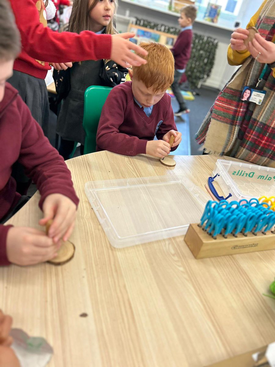 StCharlesGla's tweet photo. It was a bit too icy to work in the playground today so P3/2 and P3 made #ChristmasDecorations using #WoodSlices and #PalmDrills in the #OutdoorLearning Room today. They also had various Christmas related stations out. #ToolWork #ChristmasIsComing https://t.co/5KOEP5KhMS