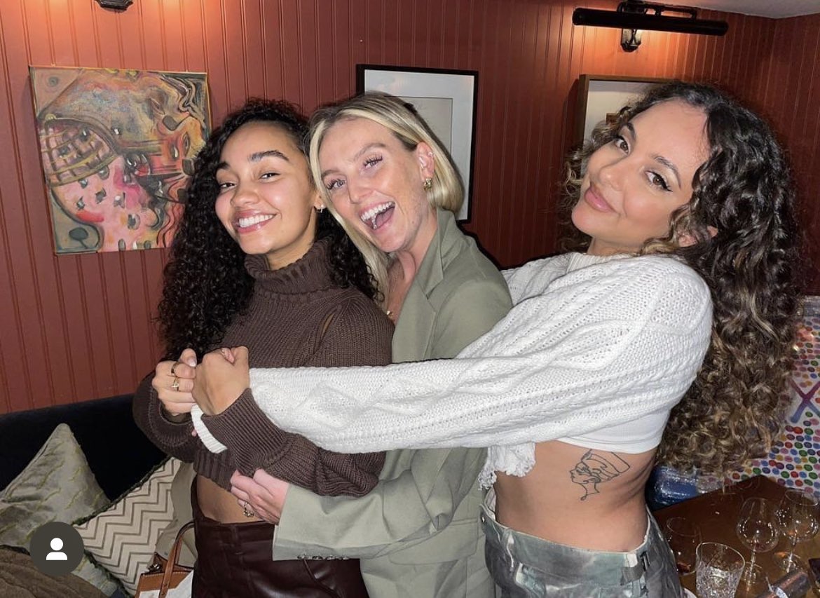 LittleMix__FR's tweet image. Les filles se sont réunies à l’occasion de Noël 🎄🥹