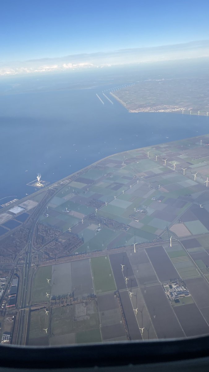 klaashessel's tweet photo. Urk vanuit de lucht vanmiddag. Goed te zien hoe Urk is omgeven met windmolens en men is nog niet klaar. De witte stipjes op het water bij de dijk worden ook windmolens. Ik ben niet tegen windenergie maar wat eerlijker verdelen kan geen kwaad. https://t.co/n4vgfA6xEh