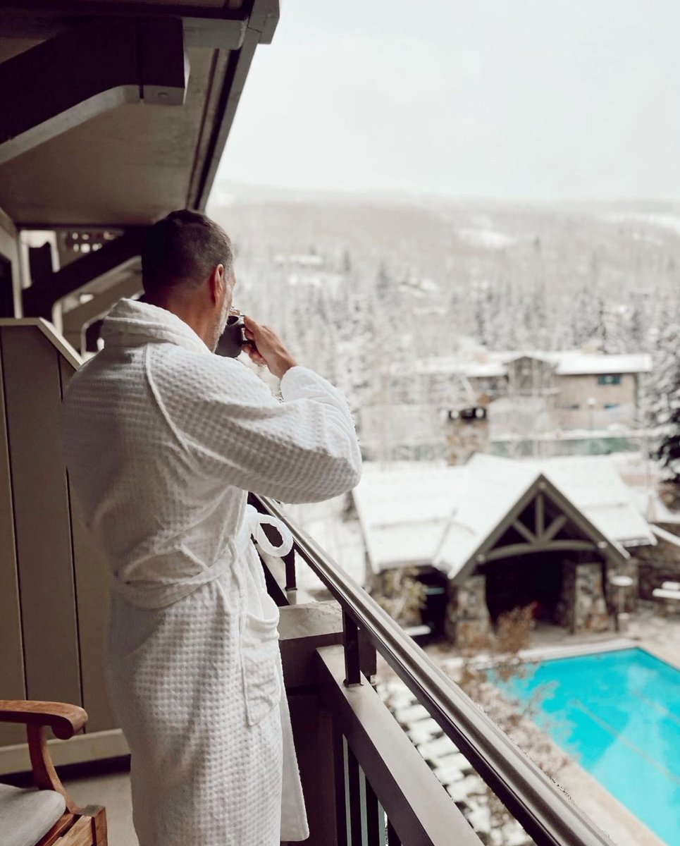 FSVail's tweet image. After skiing down Vail Mountain or strolling through #Vail Village, it's back to our mountain retreat for another dose of snowy views, cozy #FourSeasons robes, and hot bevies. Find your perfect winter moment with us at #FSVail: bit.ly/3j07g17 
📷 janae_stylist