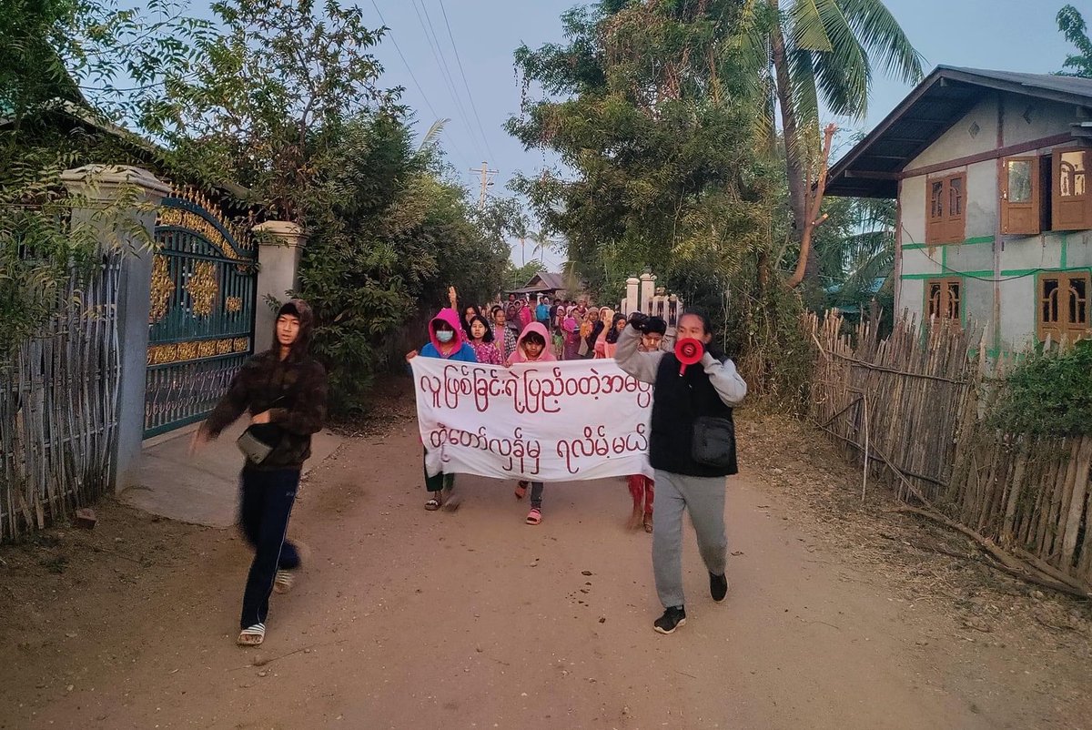 NantRutha's tweet photo. Local residents from northern part of #Yinmarbin Twp, #Sagaing , regularly staged a morning protest to overthrow the #MilitaryDictatorship on Dec14.

#HoldJuntaAccountable    
#2022Dec14Coup                   
#WhatsHappeningInMyanmar https://t.co/4N8OK5HHDF