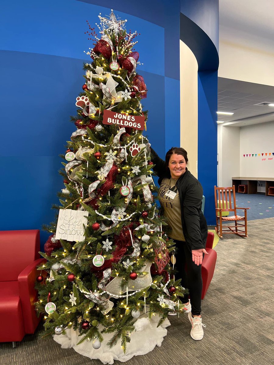 Jennifer__Wells's tweet photo. The teachers at Jones show so much holiday cheer and spirit BUT the ones we don’t often think of is our WONDERFUL PTO!! They helped decorate the school to look so festive! They sprinkle so much love and happiness year round! Thank you!! #JesChat #12DaysTwitter https://t.co/rQRUv6ERdF