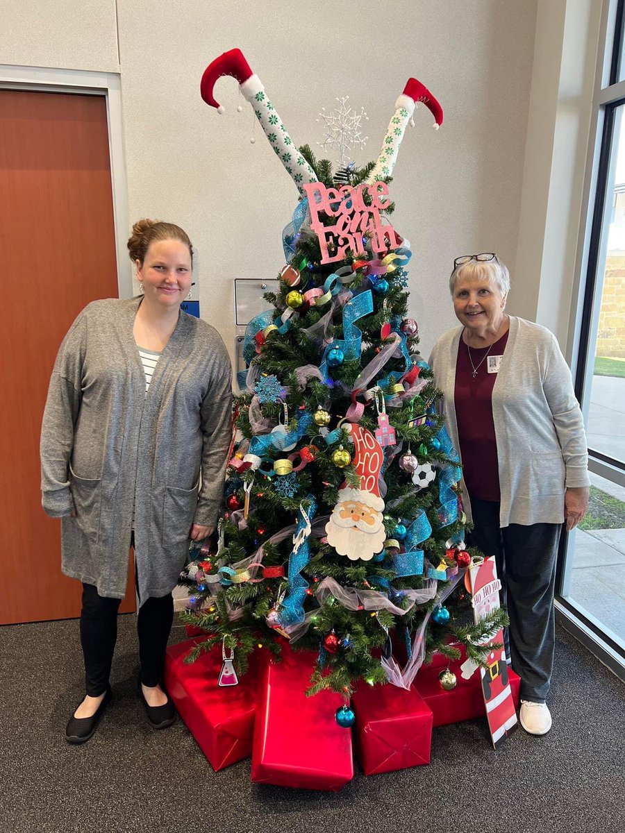 Jennifer__Wells's tweet photo. The teachers at Jones show so much holiday cheer and spirit BUT the ones we don’t often think of is our WONDERFUL PTO!! They helped decorate the school to look so festive! They sprinkle so much love and happiness year round! Thank you!! #JesChat #12DaysTwitter https://t.co/rQRUv6ERdF