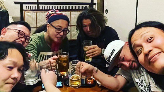 touka_501's tweet photo. 12/10ライブの打ち上げでの写真。

コロナ前までは1人で飲むなんてマジ考えられなかったけど、コロナでいつの間にか独りで居酒屋に入る事にすっかり慣れちまったね。

けど、やっぱり皆でワイワイ飲んだ方が100万倍楽しいんだよな。

酒が進む一番最高なツマミは、やっぱり仲間との楽しい会話ですね。 https://t.co/N9kG6LL5DB