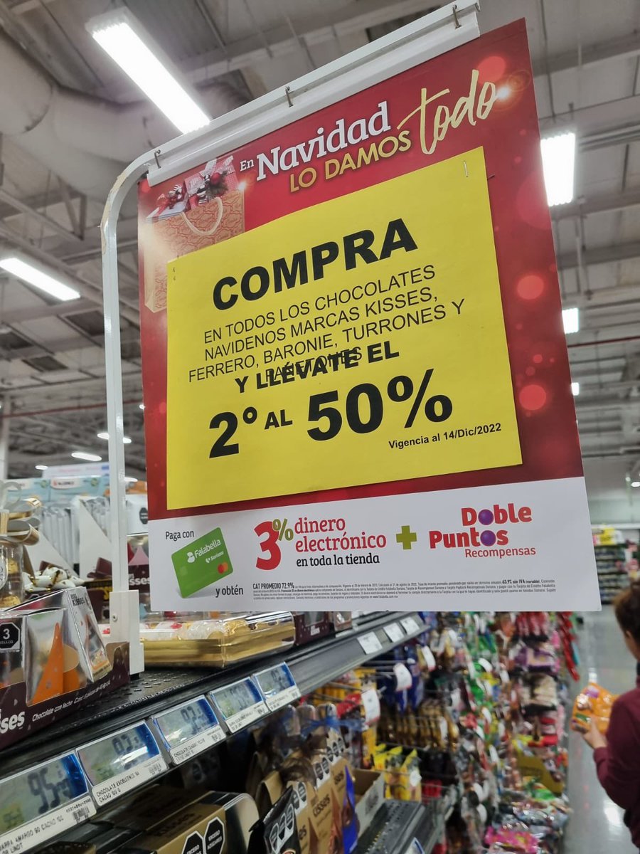 licluisrocha's tweet photo. En tienda Soriana de Circunvalación y Normalistas en Guadalajara, no se respetan ofertas, ya que al intentar pagar en caja, manifiestan empleados que tienen que ser chocolates con “empaques navideños”. Incumple con artículo 48 LFPC @TiendaSoriana @Profeco https://t.co/lWEiTqYgJ3