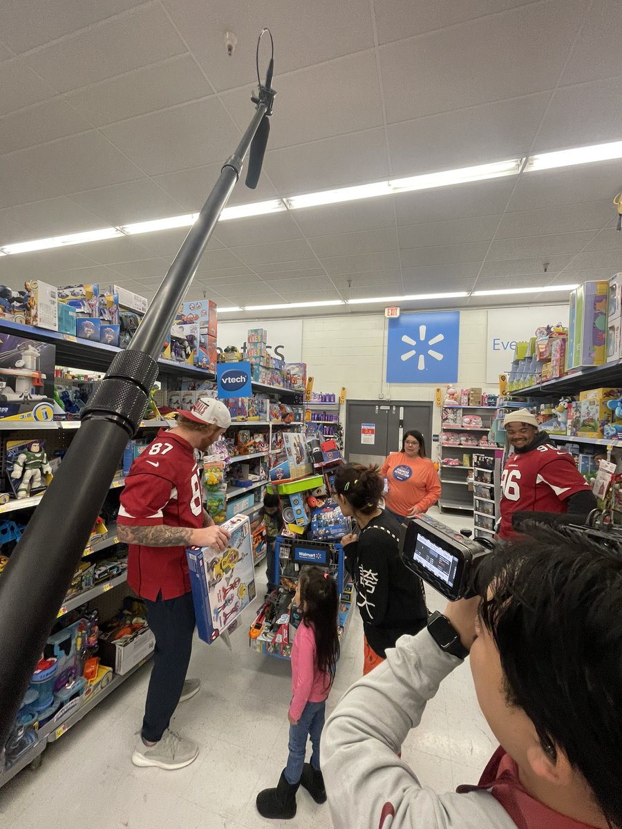 Matt_Venezia's tweet photo. @ZavenCollins, @williams_maxx and some other Cardinals went Christmas shopping tonight with some kids in the community. Real cool and kind gesture from athletes these kids look up to! https://t.co/mmHbX4Hkan