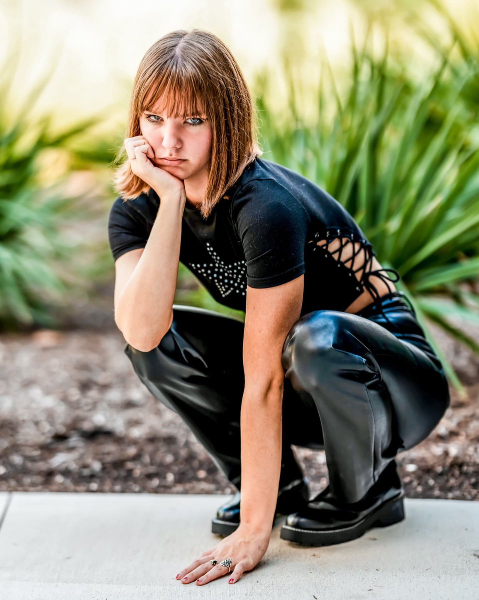 NLGPhoto_SATX's tweet photo. Idk, but I'm getting Michelle Pfeifer Cat Women vibes from Brandy in these. What do you think?
#atxmodel #sanantoniophotographer #seniorstyleguide #seniorphotogher #seniorszn https://t.co/P4weYOmGwW